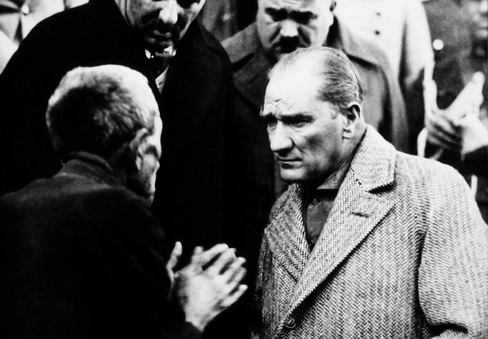 Atatürk, Tokat'ta bir vatandaşı dinlerken (1930)