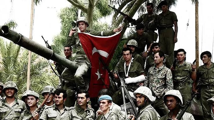 1974 Kıbrıs Barış Harekâtı — Türk askerleri Türk bayrağıyla