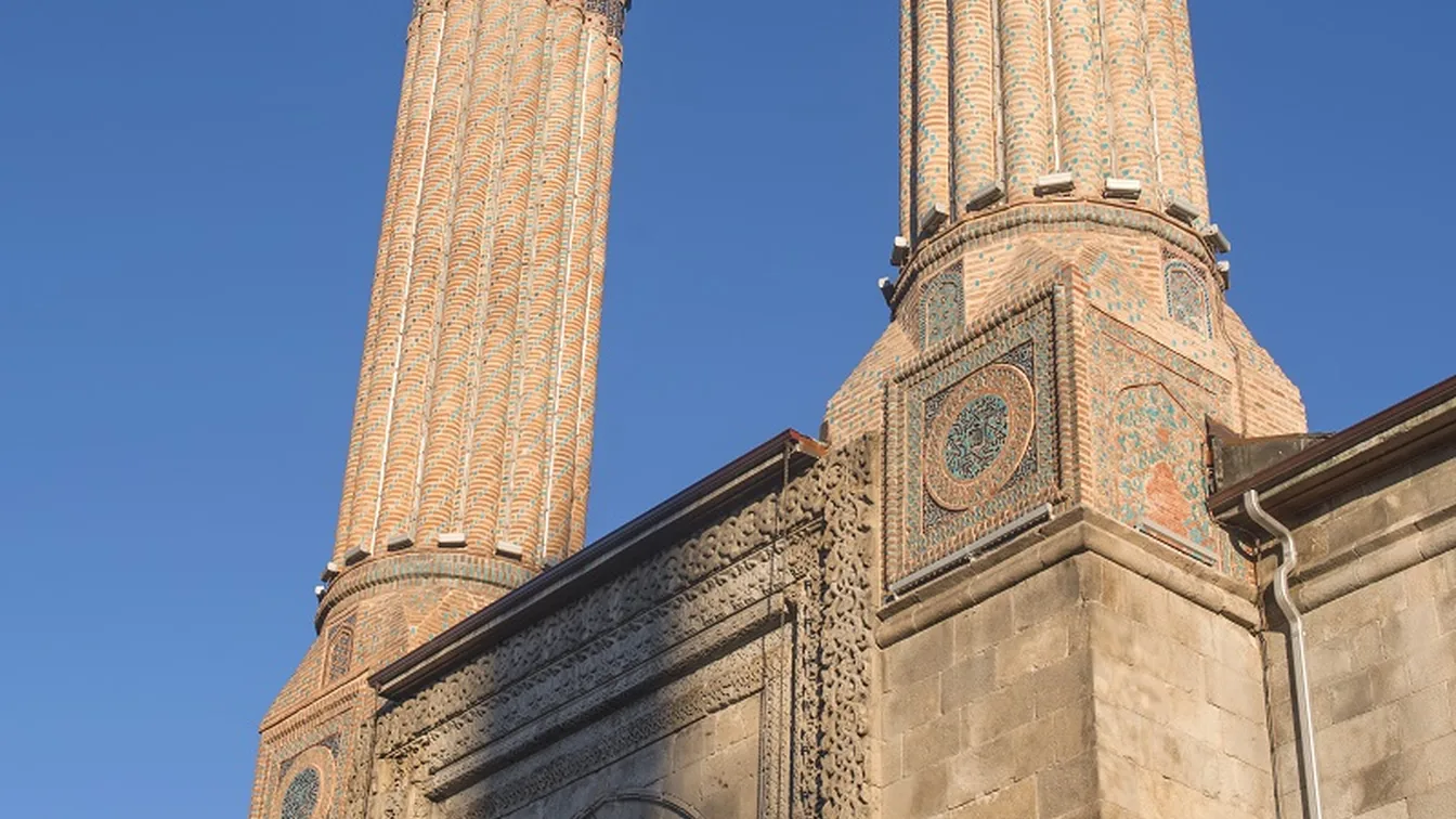 Çifte Minareli Medrese: Tarih ve Efsanenin İzleri