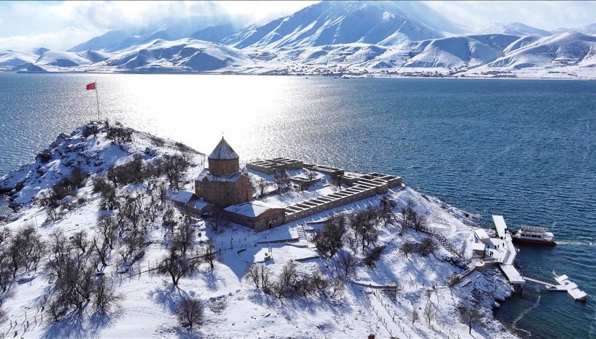 akdamar-adasi-beyaza-burundu