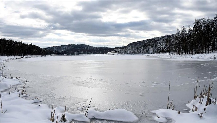 duzce’deki-topuk-yaylasi-goleti-beyaza-burundu