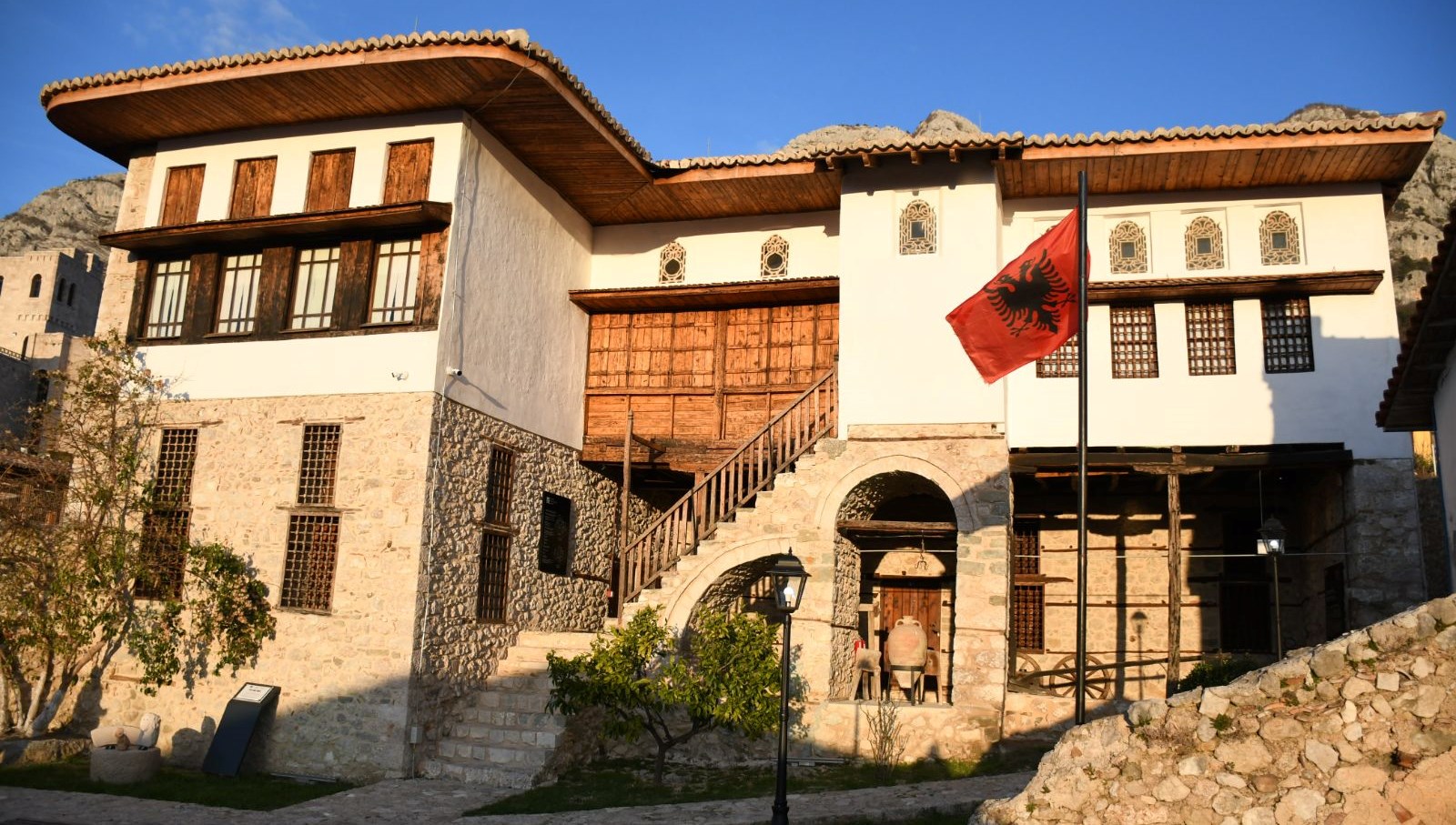 arnavutluk’taki-akcahisar-etnografya-muzesi-buyuk-ilgi-goruyor