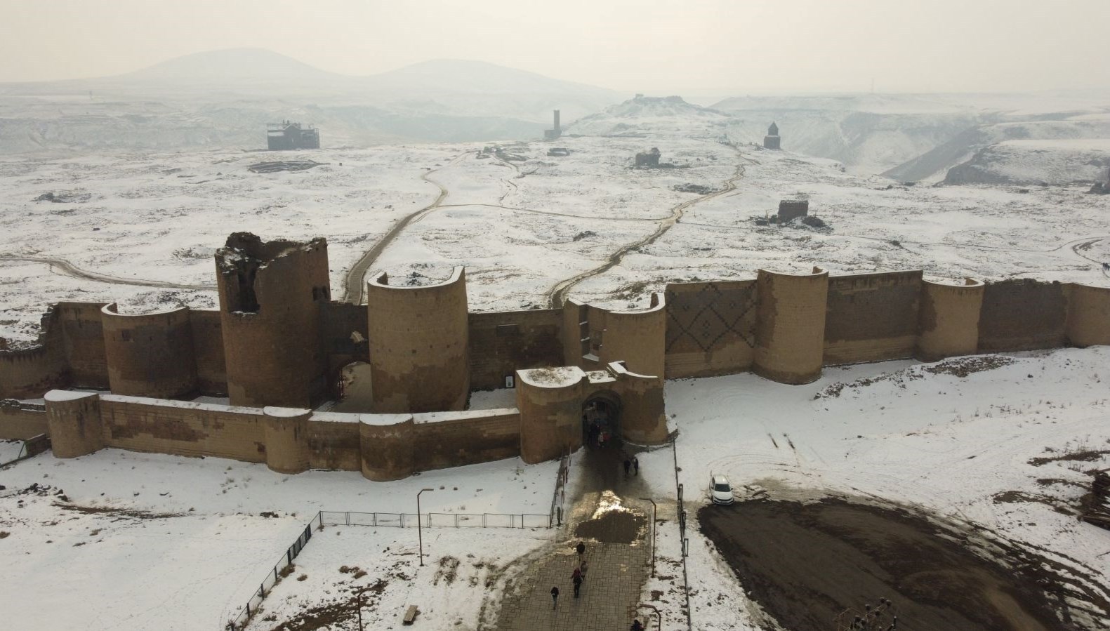 kars’taki-ani-oren-yeri-ziyaretci-akinina-ugruyor