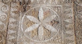 assos kazisinda-yeni-bulgular:-2200-yillik-mozaik-ve-1800-yillik-anit-mezar