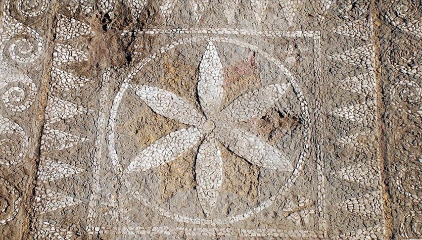 assos kazisinda-yeni-bulgular:-2200-yillik-mozaik-ve-1800-yillik-anit-mezar