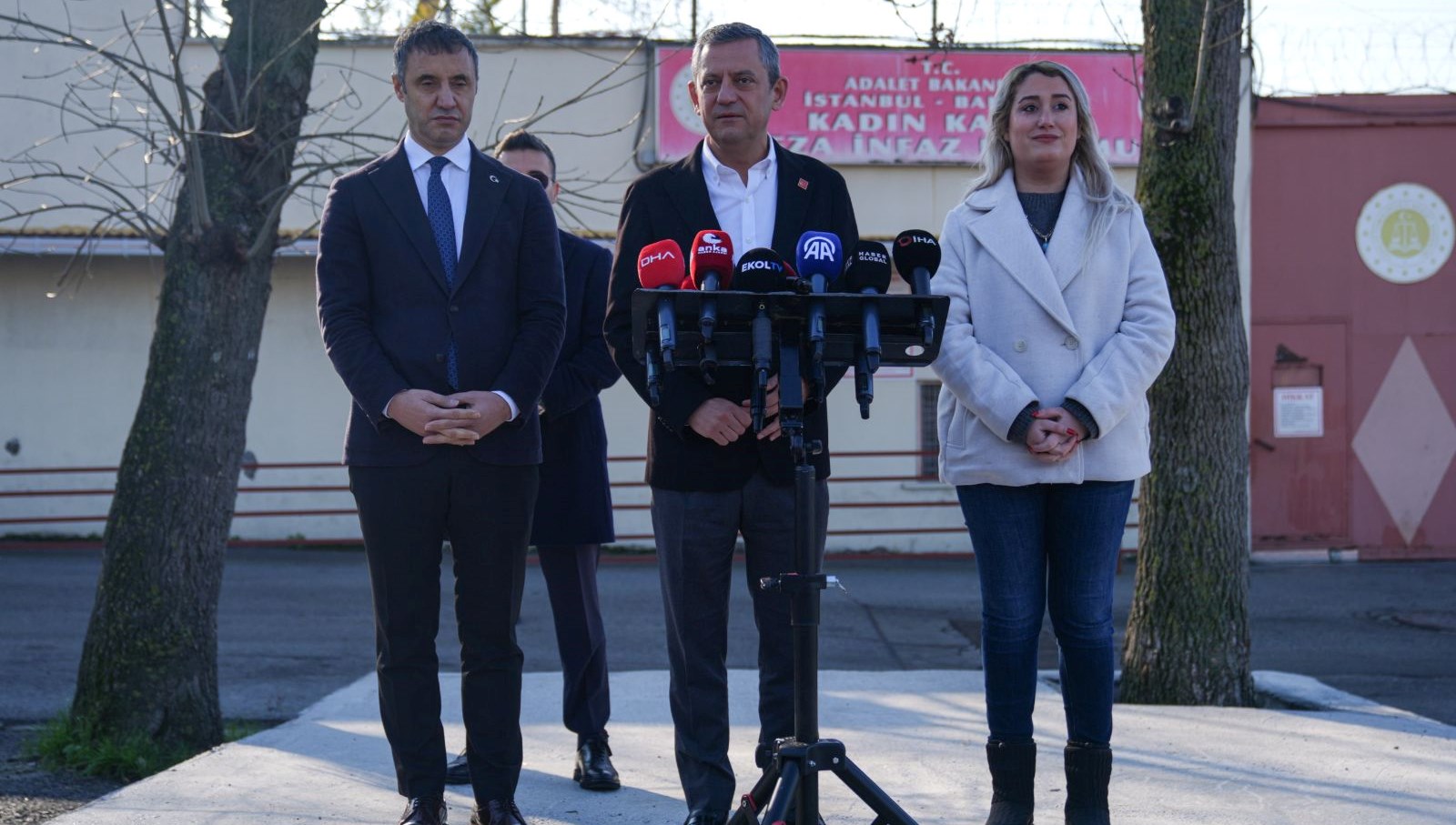 ozgur-ozel’den-mine-ozerden-ve-cigdem-mater’e-ziyaret