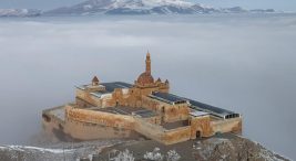 ishak-pasa-sarayi-ve-cevresi-sisle-kaplandi