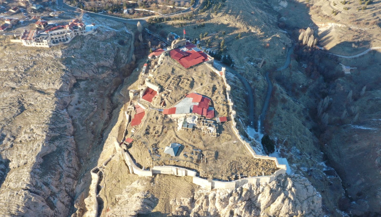 harput-kalesi’ndeki-kazi-ve-restorasyon-calismalari-hiz-kazandi