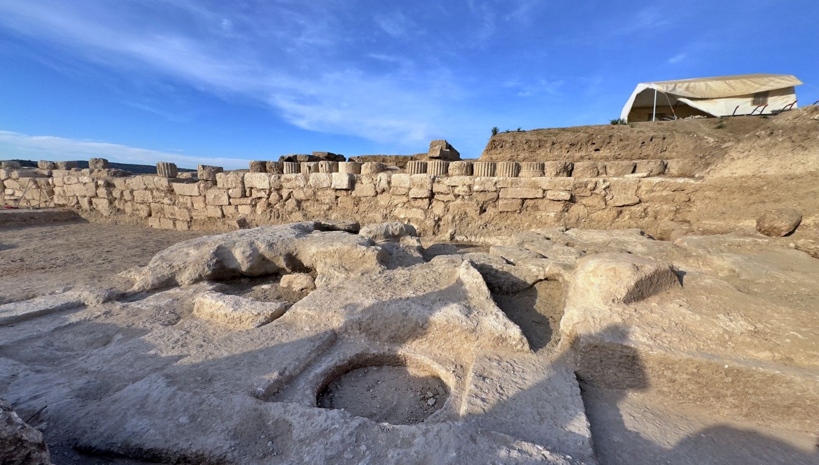 kastabala-antik-kenti’nde-acik-hava-kult-alani-bulundu