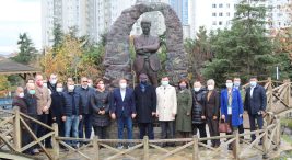 istanbul-kirgizistan-baskonsolosu-n.-abdrakhmanov,-cengiz-aytmatov-anitina-cicek-birakti