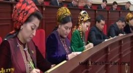 turkmenistan'da-ogretmenlere-yesil-renkli-kalem-defter-kullanma-zorunlulugu-getirildi