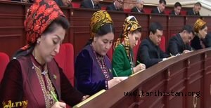turkmenistan'da-ogretmenlere-yesil-renkli-kalem-defter-kullanma-zorunlulugu-getirildi