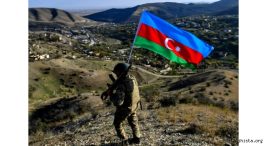 bayragi-qaldiran-əsgər