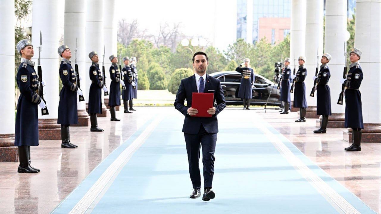 turkiye'nin-taskent-buyukelcisi-ulutas,-ozbekistan-cumhurbaskani-mirziyoyev'e-guven-mektubunu-sundu