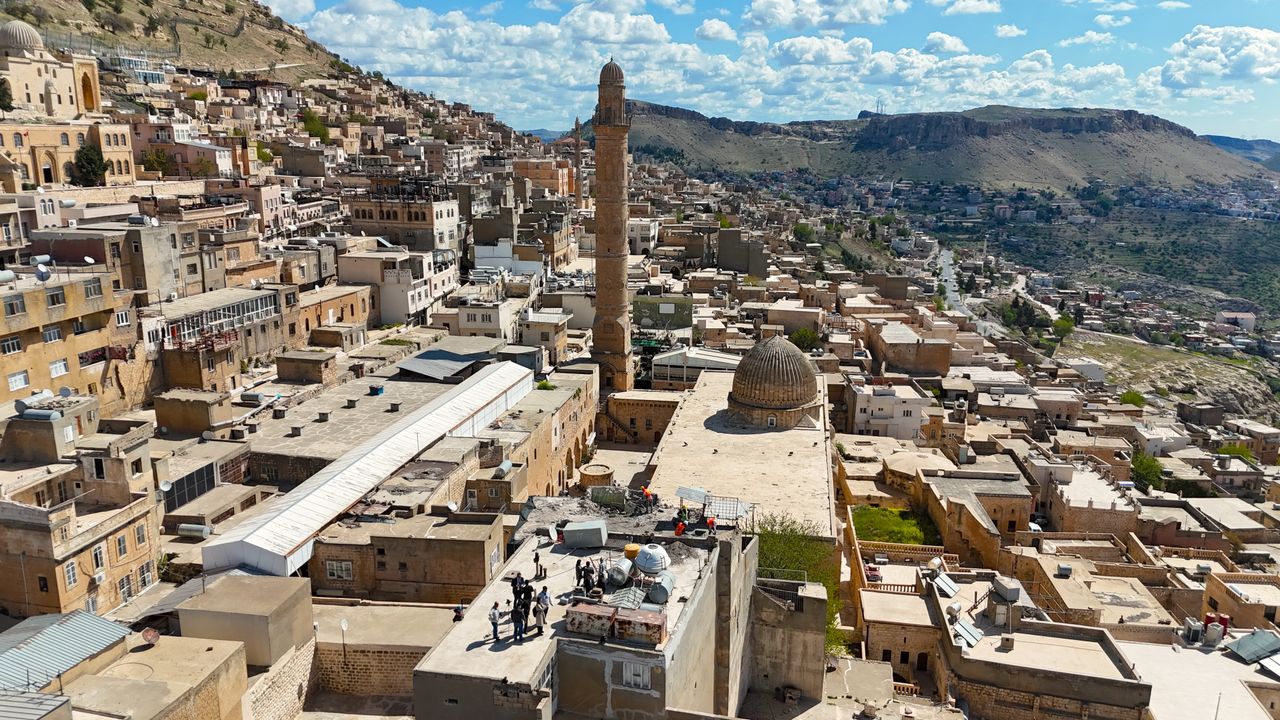tarihi-kent-mardin'in-dokusunu-bozan-betonarme-binalarin-yikimina-yeniden-baslandi