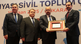 tamer-atalay’a-“35.-hizmet-yili-onur-odulu”-takdim-edildi