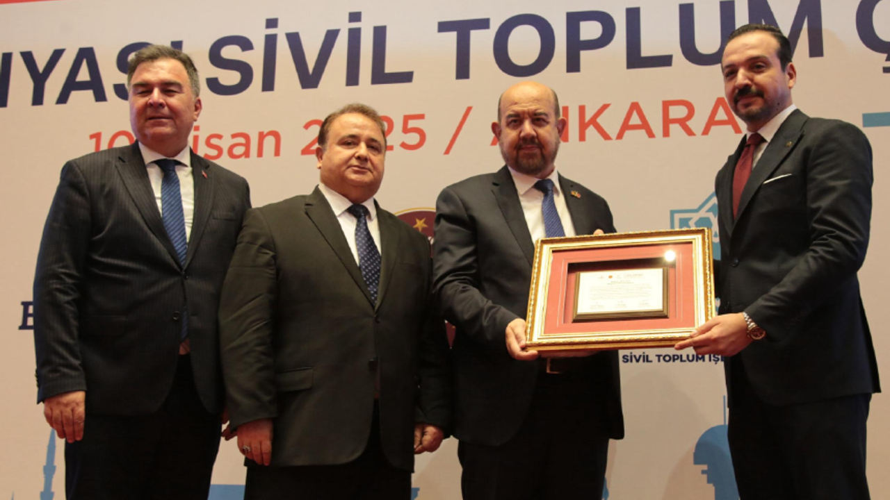 tamer-atalay’a-“35.-hizmet-yili-onur-odulu”-takdim-edildi