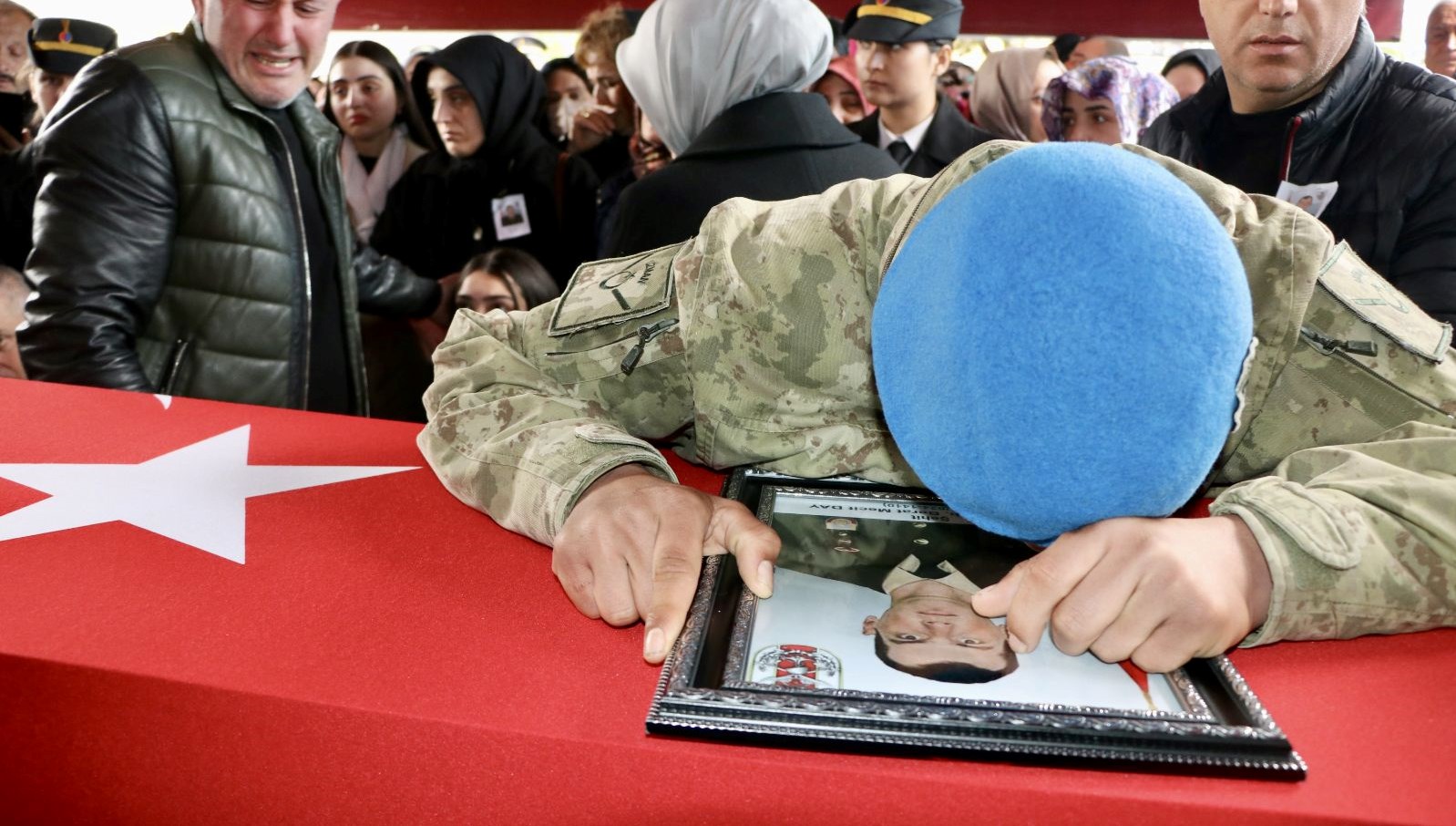 pence-kilit-sehidine-gozyaslariyla-veda