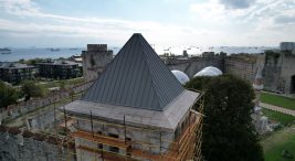 istanbul-siluetinin-kaybolan-parcalari-tamamlaniyor:-yedikule’nin-ilk-kulahi-takildi