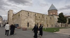 onunden-binlerce-kisi-geciyor-ama-cogu-o-kabrin-kime-ait-oldugunu-bilmiyor