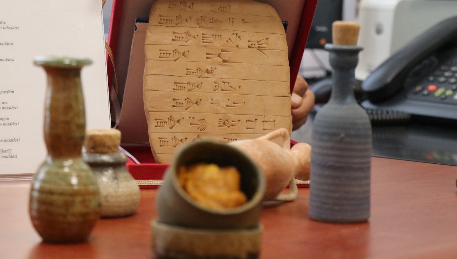 civi-yazisindan-formulu-cozuldu:-4-bin-500-yillik-parfum-yeniden-dogdu