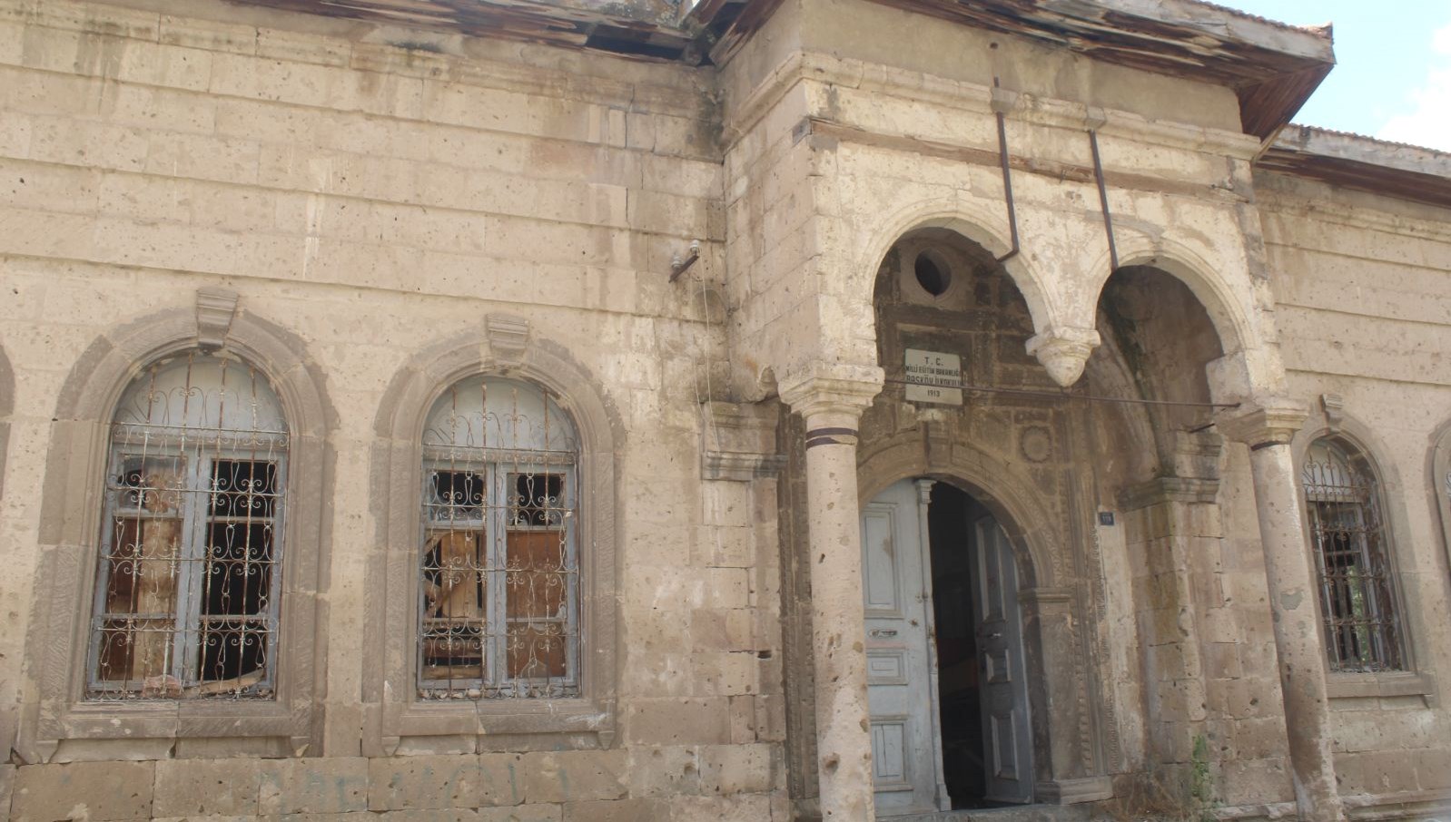 230-yillik-tarihi-okul-definecilerin-hedefinde