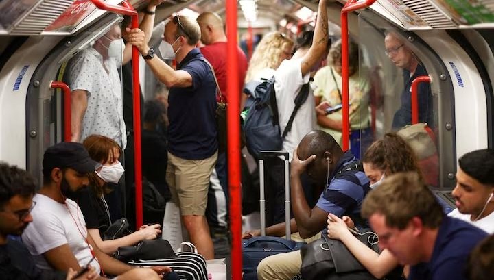 londra’da-elektrik-kesintisi:-yolcular-metroda-mahsur-kaldi