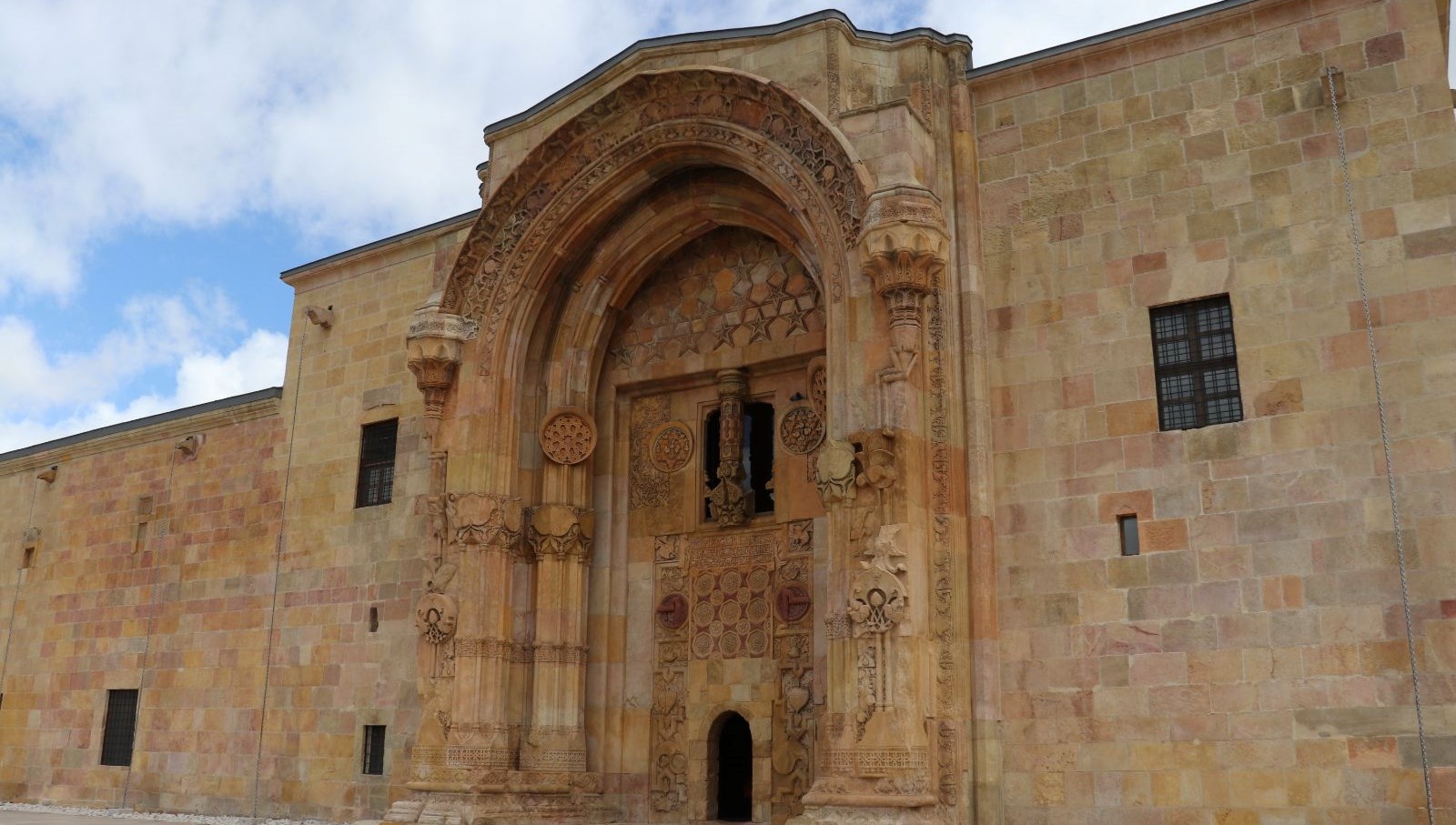 divrigi-ulu-camii-ve-darussifasi’na-ziyaretci-akini