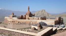 ishak-pasa-sarayi’na-bayram-tatilinde-yogun-ilgi