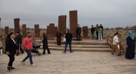 ahlat-selcuklu-meydan-mezarligi’na-bayramda-yogun-ilgi