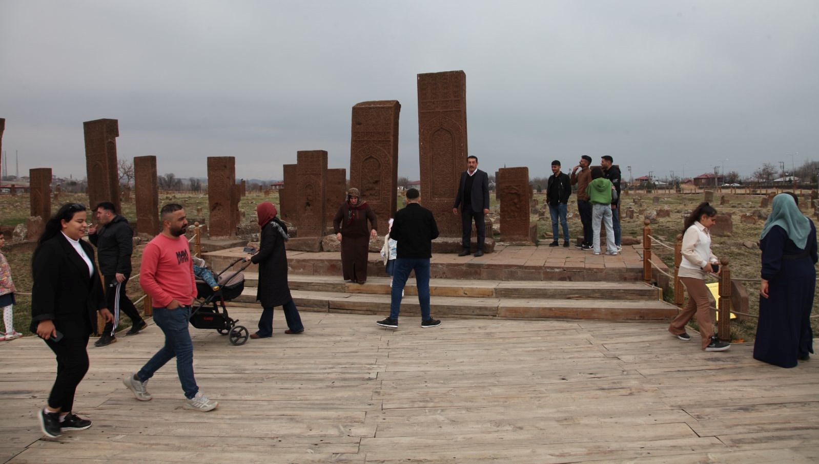 ahlat-selcuklu-meydan-mezarligi’na-bayramda-yogun-ilgi