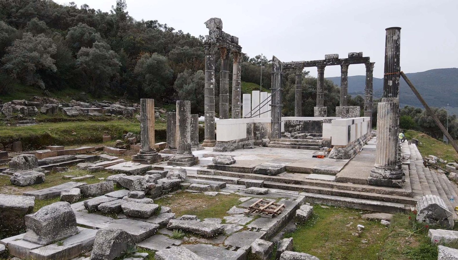 zeus-tapinagi’ndaki-restorasyon-calismalari-suruyor
