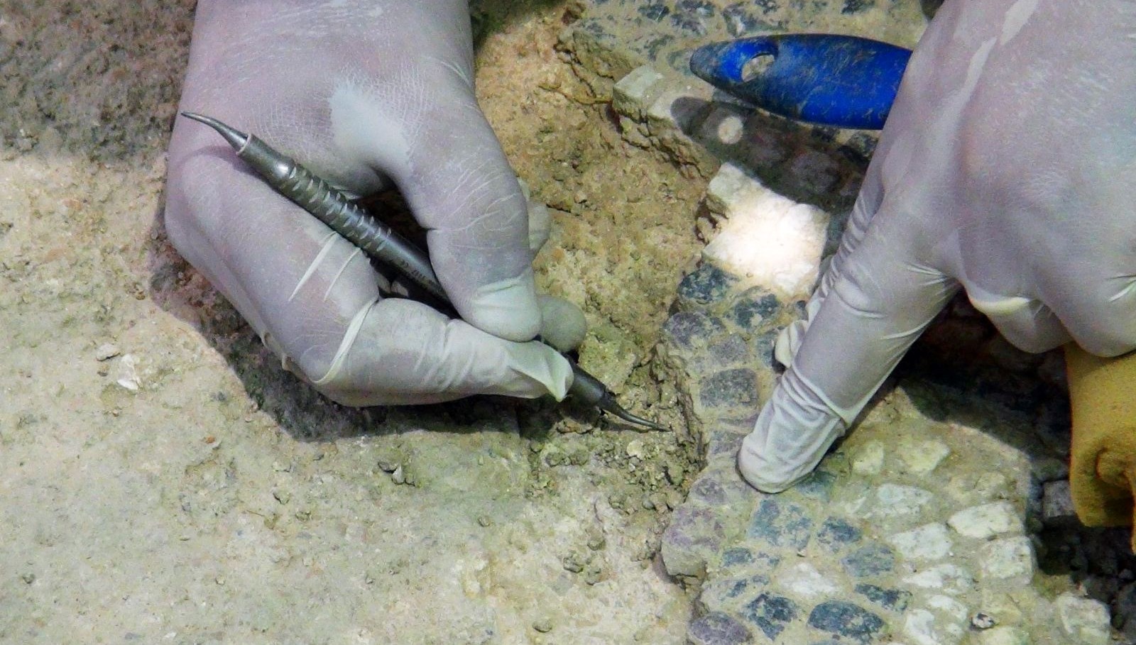 50-derece-sicaklikta-zorlu-mesai:-igne-ile-tarih-kaziyorlar