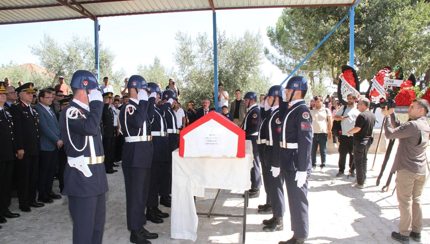 manisa-sehidini-gozyaslariyla-ugurladi