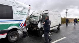 aksaray’da-jandarma-aracina-minibus-carpti:-ikisi-asker-uc-can-kaybi-var
