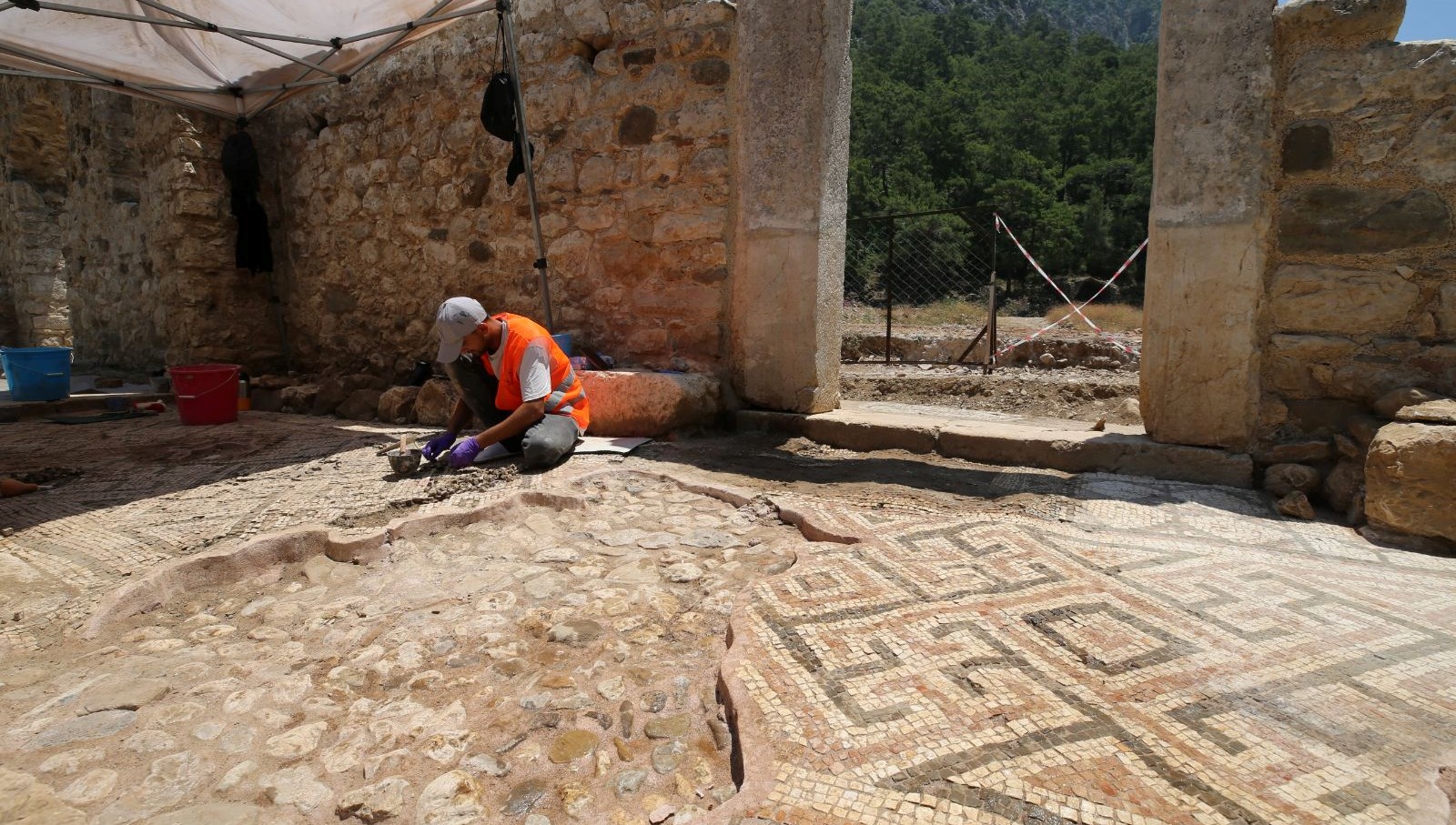 olympos antik kenti’nde yeni-mozaik-alanlari-bulundu