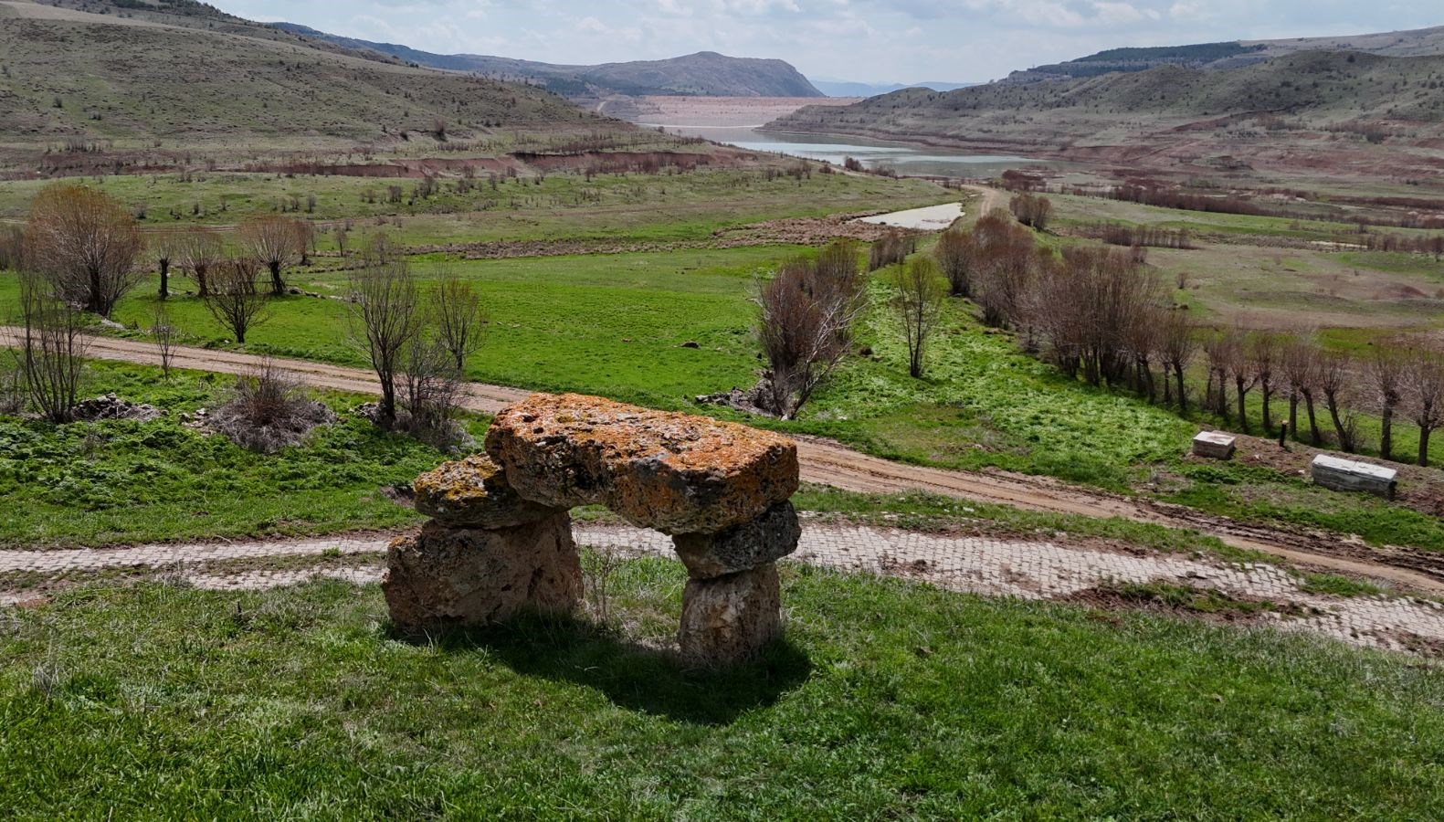 ilk-kez-gorenleri-urkutuyor:-200-yil-once-dikilen-musalla-tasi