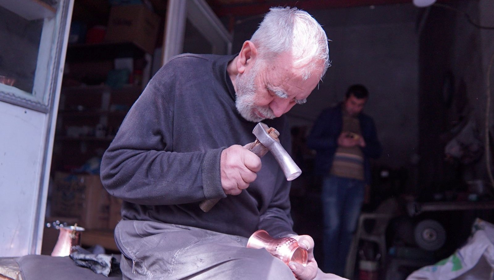 meslegin-son-ustasi-75-yasindak-durmus-dede:-zamana-meydan-okuyan-zanaat