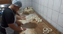 113-yildir-bir-ilcenin-simgesi:-tarihi-tas-firin-ve-odun-atesinde-pisiyor