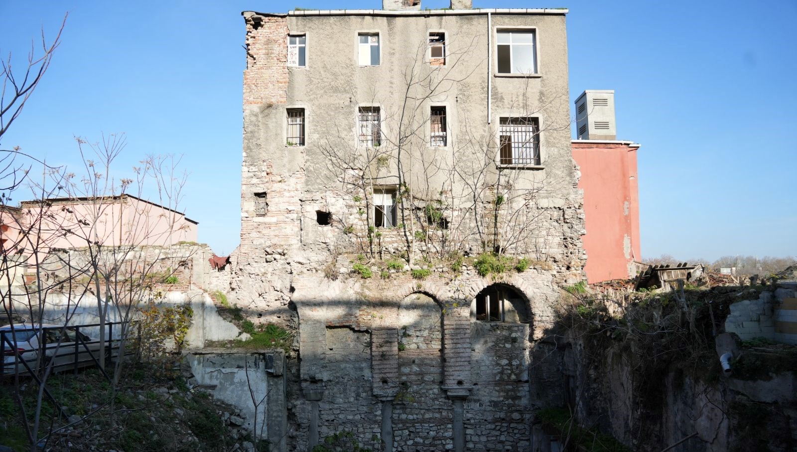 istanbul’da-4-doneme-sahitlik-yapan-bina-gorenleri-sasirtiyor:-bin-600-yillik-tarihi-yapi