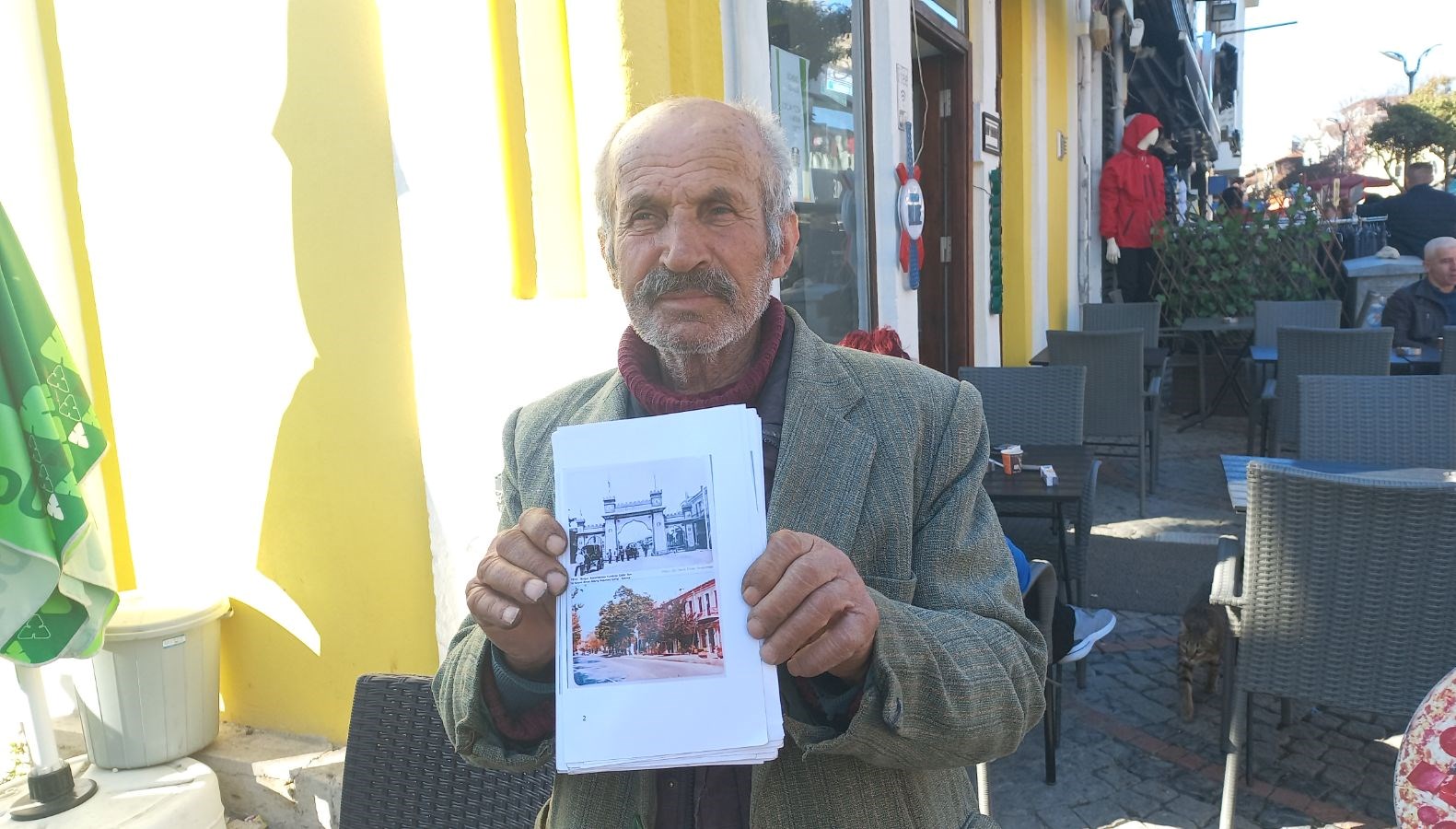 dedesi-bulgaristan’dan-getirmis:-65-sene-once-aldigi-fotografi-10-liraya-satiyor