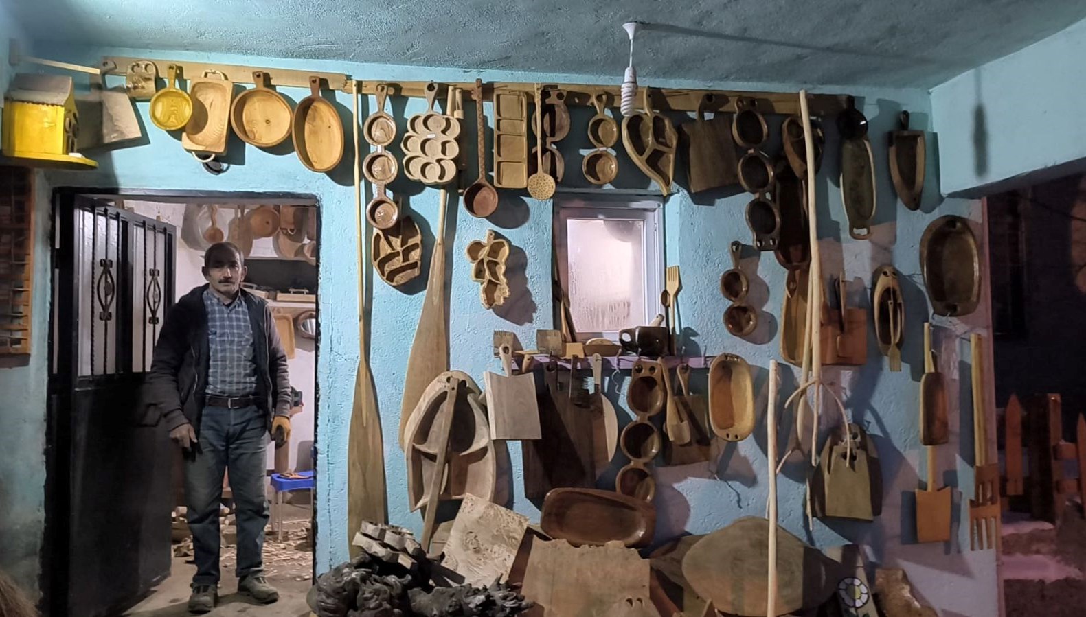 eserleri-dogalligi-ve-tarihi-dokusuyla-one-cikiyor:-bolgenin-kulturel-mirasini-yasatiyor