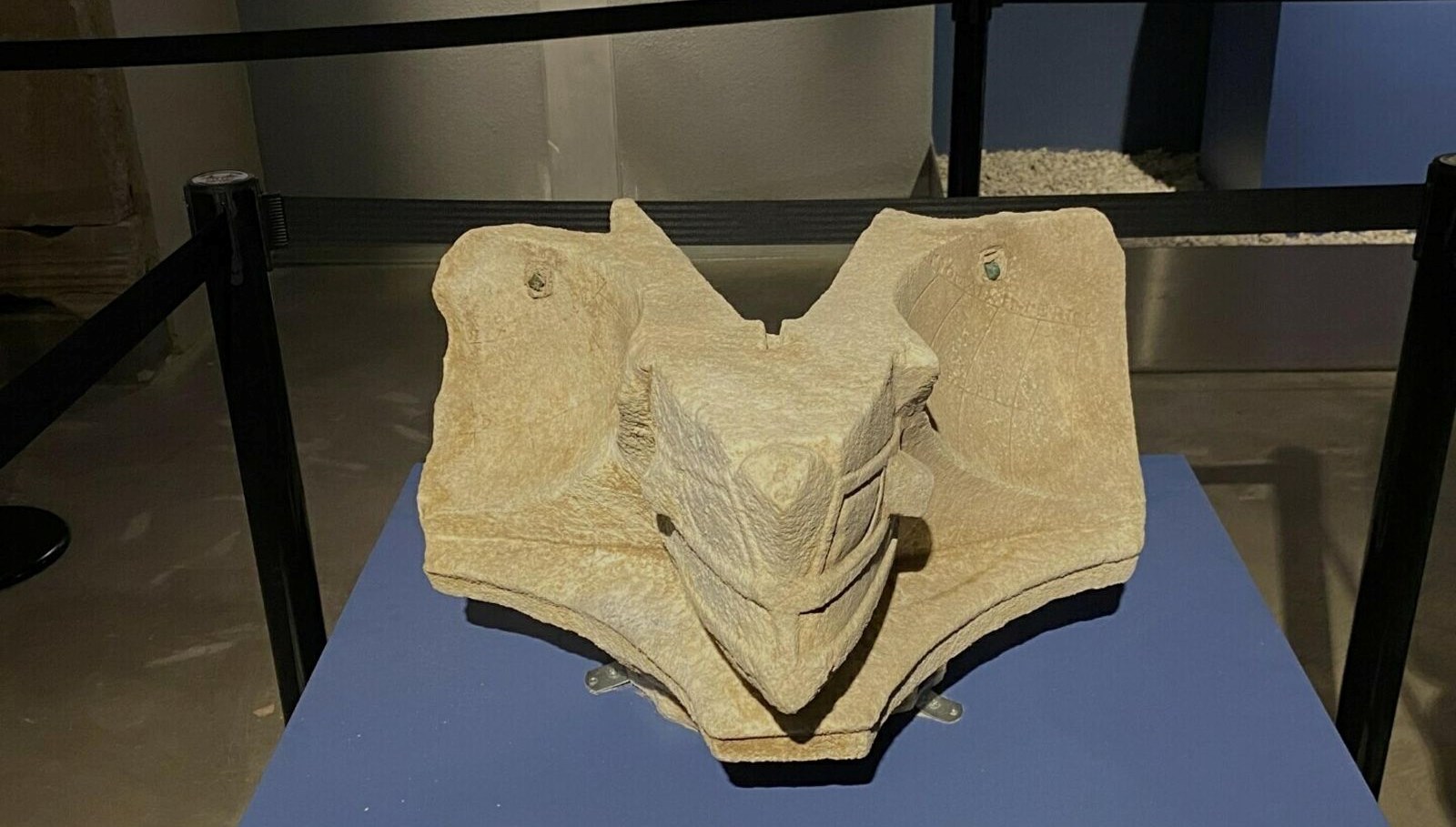 aigai-antik-kenti’nde-bulundu:-2-bin-200-yillik-gunes-saatinin-detaylari-sasirtti