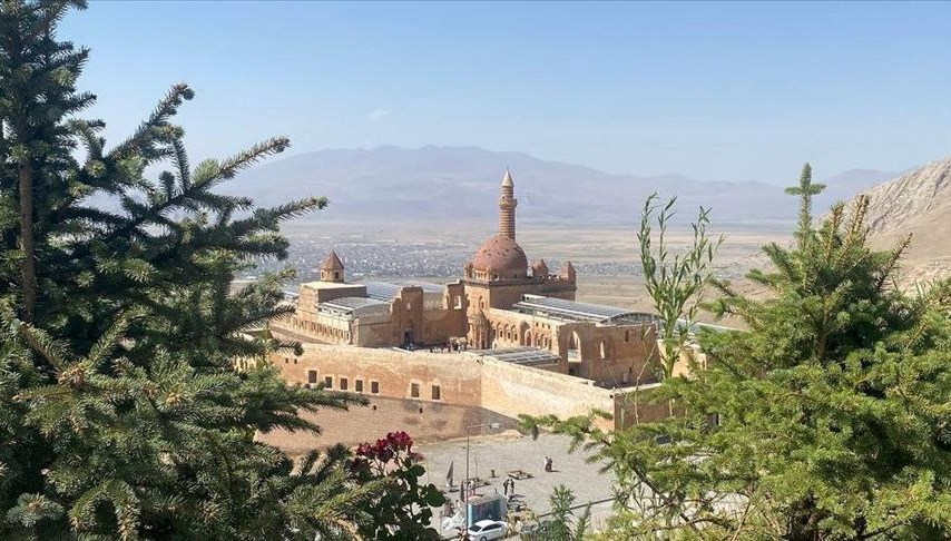 ishak-pasa-sarayi’na yaz-tatilinde-yogun-ilgi