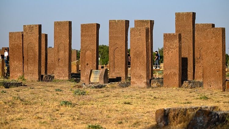 selcuklu-meydan-mezarligi’na-ziyaretci-akini