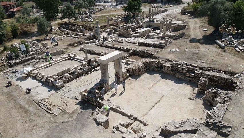 stratonikeia-antik-kenti’ndeki-kutuphane-ayaga-kaldiriliyor