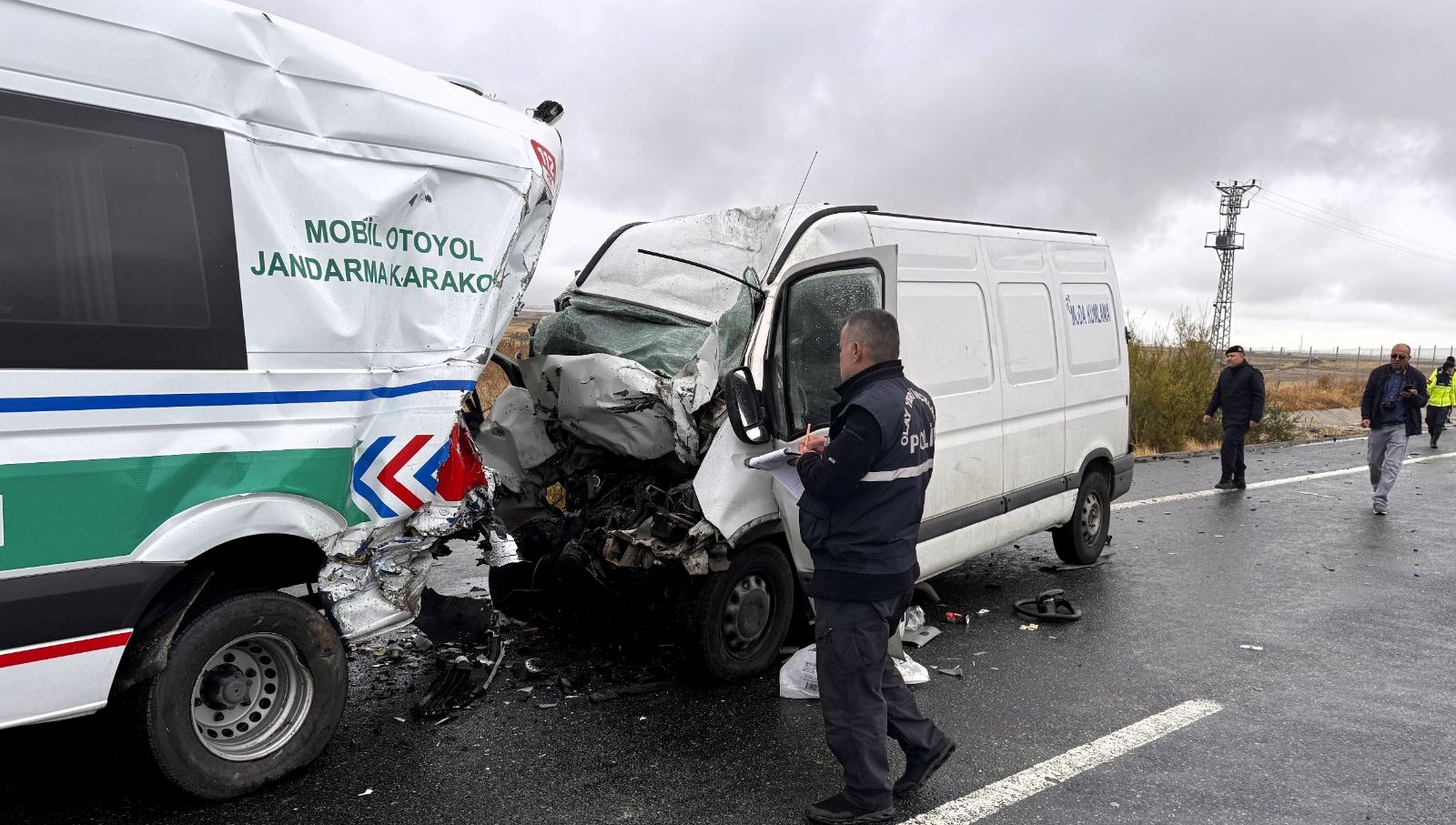 aksaray’da-jandarma-aracina-minibus-carpti:-ikisi-asker-uc-can-kaybi-var