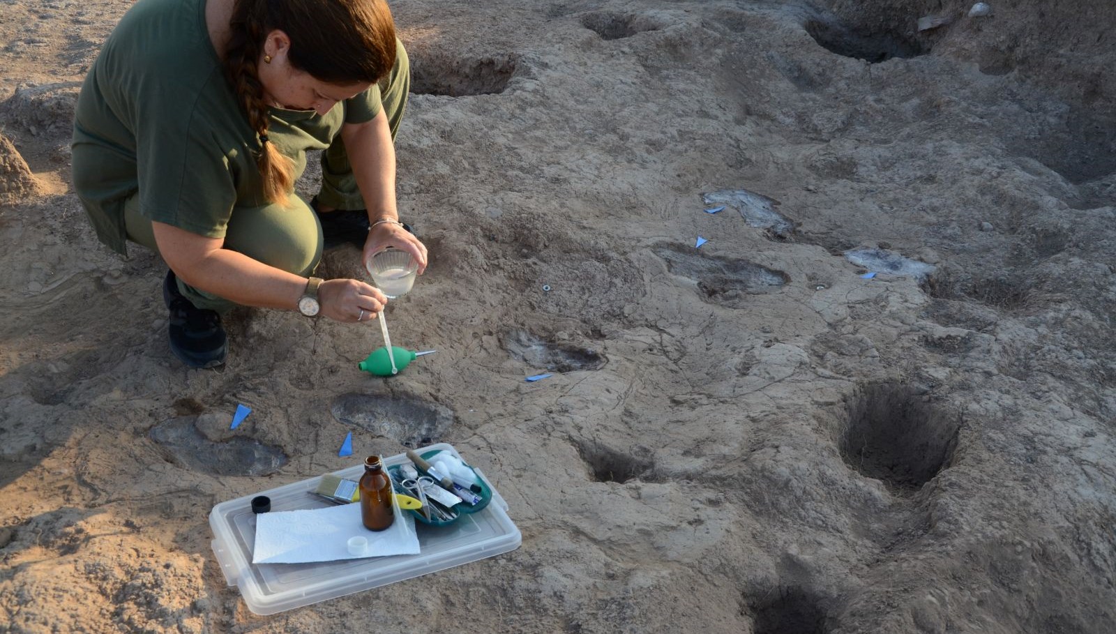 hatay’da-7-bin-200-yillik-ayak-izleri-kesfedildi….-“birinin-ayak-numarasi-38”