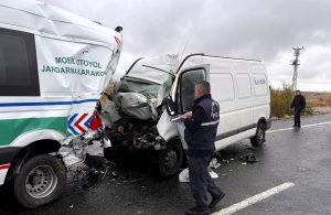 aksaray’da-jandarma-aracina-minibus-carpti:-ikisi-asker-uc-can-kaybi-var