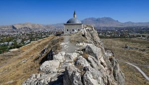 Van Kalesi’nin zirvesindeki Süleyman Han Cami’ne yoğun ilgi